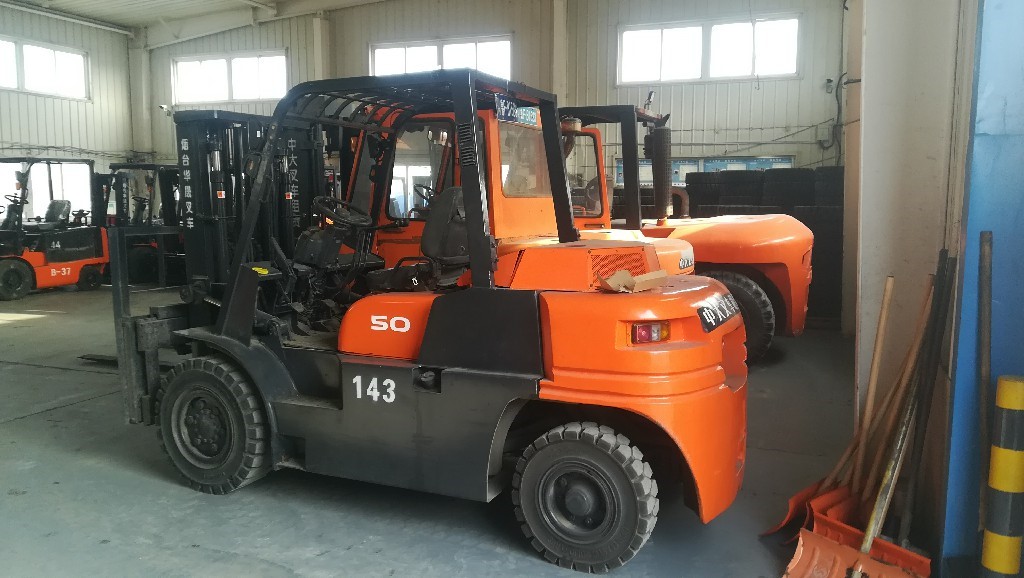 現(xiàn)代內(nèi)燃叉車(chē).jpg 現(xiàn)代內(nèi)燃叉車(chē).jpg